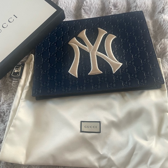 Gucci Men's Leather Blue Pouch With NY Yankees Logo - Picture 7 of 13
